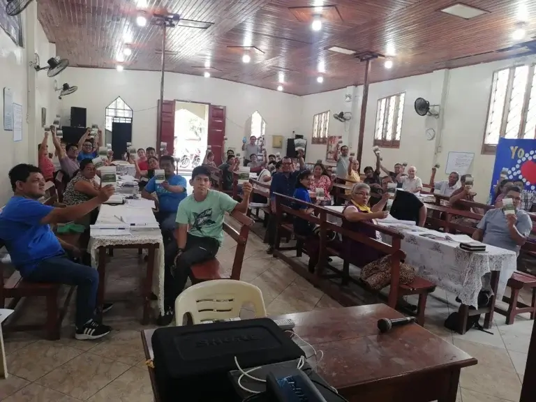 Líderes de Iquitos reunidos no treinamento.