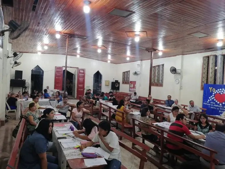 Líderes de Iquitos reunidos no treinamento bíblico.